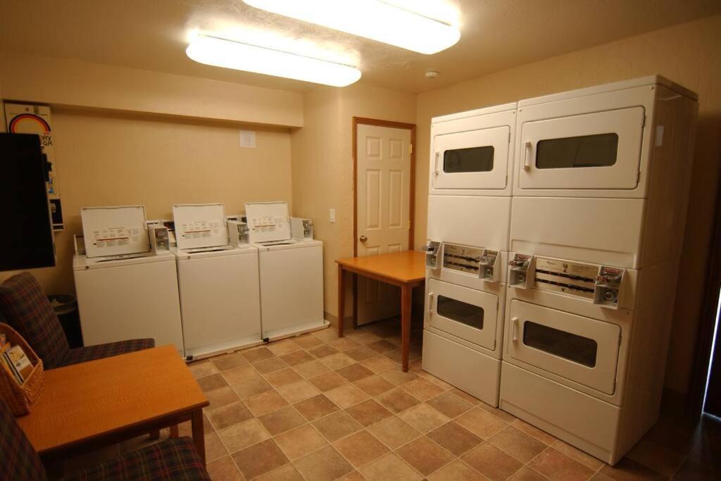 Apartment President Pool-spa Ski-in Out Gym, Sauna, Laundry, Bbq Brian Head